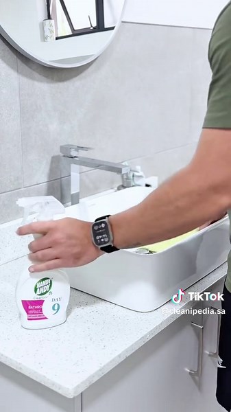 It’s Day 9 of our Countdown To Clean with Cleanipedia! Today we’re using our trusty Handy Andy bathroom spray to tackle soap scum and limescale around the sink. Follow @cleanipedia.sa for more cleaning tips and BONUS you could WIN one of our amazing advent calendars! #CountdownToClean #CleanipediaSA