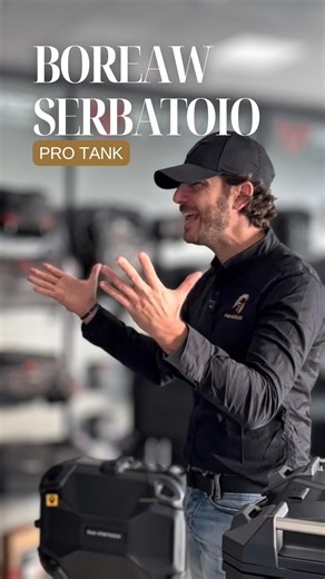 Tutto quello che ti serve, sempre a portata di mano. Compatta, stabile e pratica: la PRO Tank è pensata per chi viaggia in moto e vuole ordine, sicurezza e rapidità in ogni situazione. ✔️ Fissaggio rapido e sicuro ✔️ Nessuna vibrazione durante la guida ✔️ Accesso immediato a oggetti e documenti Perfetta per l’uso quotidiano e per i viaggi più lunghi. 👉🏻 Vieni a vederla dal vivo e trova la misura giusta per la tua moto 📍 Via Sironi 35 – Rende #BorsaSerbatoio #ProTank #MotoTravel #MotoStyle #Re