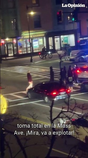 Más de 100 personas atacan a la policía en Boston: dos arrestados / La Opinión