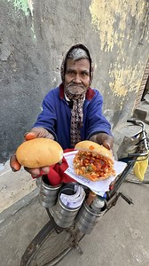 37M views · 1.2M reactions | 10 रुपये में ये क्या खिला रहे हैं जो आज तक किसी भी Food Vloggers ने नहीं खाया | AMRITSAR WALKING TOURS | Facebook