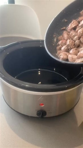 Slow cooker beef stew and dumplings #fyp #fypシ゚ #slowcookerrecipe #slowcooker #foodtiktok #FoodLover #Recipe #mealideas #dumplings #beefstewanddumplings Ingredients 700g diced beef Beef casserole mix packet with 600ml water 1 white onion 2 carrots Garlic Mustard Worcestershire sauce Butter Flower Garlic New potatoes 1/2 kg Dumpling mix packet High for 6 hours place dumplings on top 30 mins before the end Can add gravy granuels to thicken | Dadthefoodie