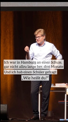Die erste Aufgabe jeder Lehrkraft: den NAMEN der Schülerinnen und Schüler kennen. Namen sind eine zutiefst emotionale Angelegenheit, da sie unmittelbar an unser Sein rühren. Ich heiße nicht nur „Herr Schröder“, ich bin „Herr Schröder“. Wurde euer Name auch schon mal modifiziert und „kulturell angeglichen“? Der "Name" ist ein sprachübergreifendes Wort mit indogermanischen Wurzeln, das seit jeher die Funktion der eindeutigen Identifikation erfüllt. Ursprünglich ist der „Name“, die Bezeichnung, die