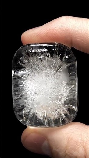 Heavy Water Ice Cube vs Normal Ice – The Strange Science Explained