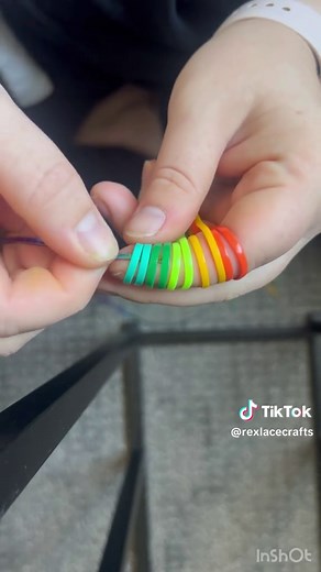 Crea tu propio llavero arcoíris con Rexlace