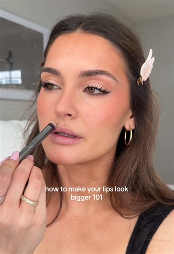Lip Contour Hack to Make Your Lips Look Bigger