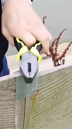 Fixing process of ceramic board fence buckles for the fish pond