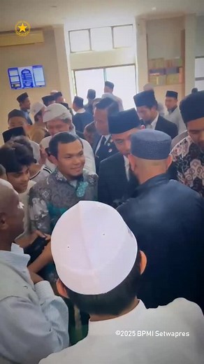 Sebelum kembali ke Tanah Air usai menyelesaikan seluruh rangkaian kegiatan KTT G20, Wapres Gibran Rakabuming menyempatkan waktu untuk bersilaturahmi dengan para santri Indonesia yang berada di Johannesburg. Pertemuan hangat tersebut berlangsung di Masjid ud-Dhuha, Gauteng, Johannesburg, Afrika Selatan, pada Minggu (23/11/2025) setelah melaksanakan salat Zuhur berjamaah bersama warga muslim setempat. | Sekretariat Wakil Presiden RI