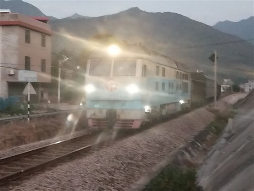 【漳泉铁路】48012蓬鲁站2道停车，并与1道48075交汇