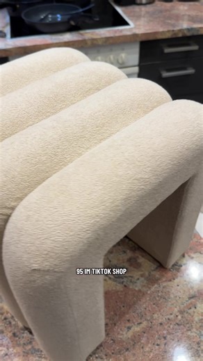 Dieser moderne Sitzhocker passt perfekt ins Wohnzimmer, Schlafzimmer oder in den Flur. Stylisches Design und bequem gepolstert – ideal als zusätzliche Sitzgelegenheit. Bestellen kannst du ihn direkt unter dem orangenen Einkaufswagen-Button.#hocker #samthocker #möbel #zuhause #tiktokmademebuyit