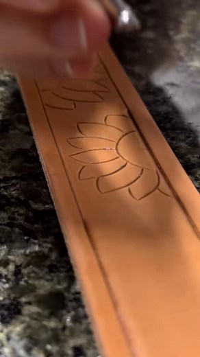 Tooling a sunflower 🌻 | Flying G Leather Co.