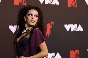 VMAs 2021: Host Doja Cat Captivates Above the Stage Before Ligthing It Up