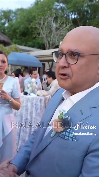 EL RUMI & SYIFA HADJU RESEPSI BALI !! BUNDA MAIA, DADDY IRWAN, DUL & TISSA SEMUA IKUT EXCITED Acara puncak Resepsi Pernikahan di Bali, El Rumi & Syifa Hadju menyempatkan waktu untuk momen yang lebih intimate bareng keluarga dan sahabat terdekat. Bukan cuma romantis, tapi juga momen kebersamaan di hari spesial. Bunda Maia Estianty, Daddy Irwan Mussry, Dul Jaelani, Tissa Biani, Ibu Shendy Hadju, Ayah Andre, Sherina Hadju .. Semua excited !! Intip yuk mulai dari persiapan sebelum acara di mulai, se