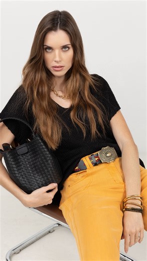 Dans les coulisses d’un défilé de mode avec Elora ✨ Tout ce que vous ne voyez jamais : les retouches make-up, les essayages, les ajustements de dernière minute, la concentration, pour finalement faire le show comme si de rien n’était 🪄 Bienvenue dans le monde d’Elora et de nos Shopping Planners 🖤 | Elora