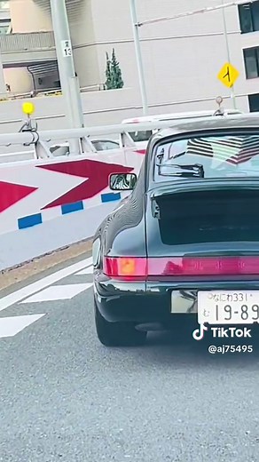 結婚しようよ 吉田拓郎 1972年 「結婚しようよ」（けっこんしようよ）は、日本のシンガーソングライターである吉田拓郎（当時は“よしだたくろう”名義）が1972年に発表した楽曲である。 それまでいわゆるアンダー・グラウンドの音楽と考えられていたフォークをメジャー・シーンに押し上げた楽曲で[2][3][4][5]、