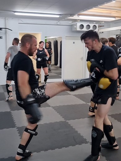 Kickboksen leer en doe je bij Boxfit Gemert. Onze toptrainers, met jarenlange ervaring en zelfs op professioneel niveau. In onze trainingen ligt er extra aandacht op techniek zodat je niet geblesseerd raakt en zelfvertrouwen krijgt in het sparren (dat vrijblijvend is). Discipline, zelfbeheersing en respect staan hoog in ons vaandel; ingrediënten voor een toffe les. Vraag je proefles aan op: www.boxfitgemert.nl #kickboxing #boksen🥊 #boxing #foryourepage #fyp