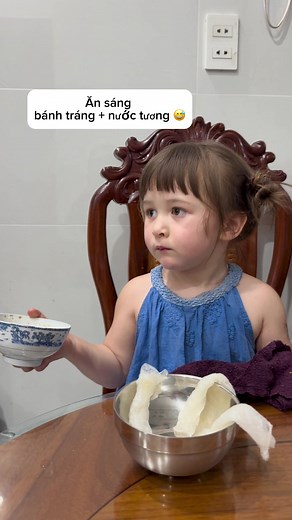 Bà ngoại ơi hết nước tương rồi - bé Mia ăn bánh tráng chấm nước tương