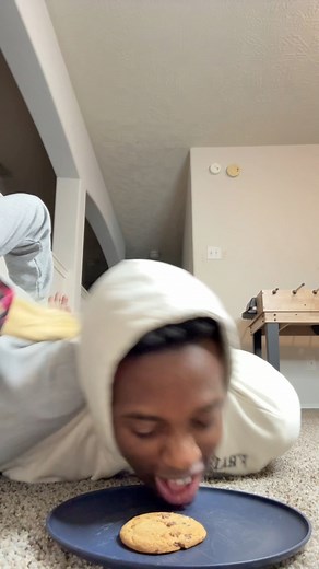 No hands challenge 🤣🤣😭 #fyp | Streeter & Neisha