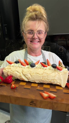 Меренговый рулет с нежным сливочным кремом и джемом