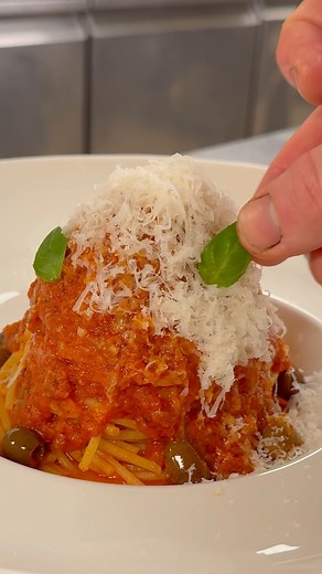 Une sauce tomate maison, du basilic frais, un parfum d’Italie dans chaque bouchée. Les spaghettis tomates et basilic : un plat simple, sincère et intemporel signé l’Attilio Paris. – Homemade tomato sauce, fresh basil, a taste of Italy in every bite. Spaghetti with tomato and basil: a simple, authentic, and timeless dish from L'Attilio Paris. #lattilioparis #restaurantparis #spaghettis #tomate #basilic #bistro #pastalovers #italianfood | L'Attilio Paris