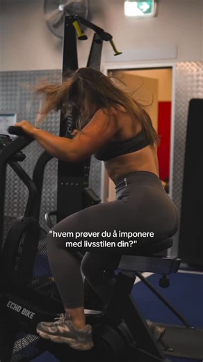 Ingeborg Skar | Online Coach | Yngre meg ville vært så stolt 🥺 Jeg brukte lenge unødvendig energi på å sammenligne meg med andre, for jeg hadde kun et mål; bygge... | Instagram