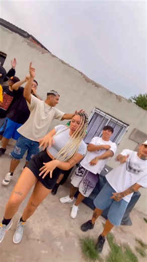 Zaymi on Instagram: "#coqueteo #pereiraremix #barrio #argentina"