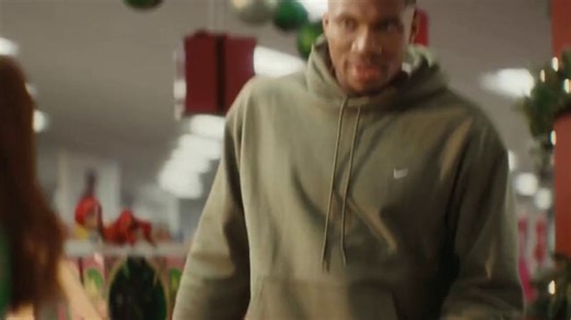 Kohl's TV Spot, 'Kohl's Mom Holiday 2025: Toys' Featuring Ellie Kemper, Giannis Antetokounmpo