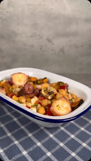 Recetas fáciles by Marcos Serén on Instagram: "La ensalada de GARBANZOS con PULPO y MEJILLONES ideal para este verano! No olvides guardarte esta receta. ➖ENSALADA DE GARBANZOS CON PULPO Y MEJILLONES➖ 📝INGREDIENTES: 🔸Garbanzos cocidos 1 tarro // 500 gr 🔸Huevos 3 ud 🔸Pimiento rojo 1/2 ud // 70 gr 🔸Pimiento italiano 1/2 ud // 70 gr 🔸Cebolleta 1/2 ud // 70 gr 🔸Tomate 1 ud // 120 gr 🔸Pulpo cocido 2 ud // 500 gr 🔸Mejillones en escabeche 1 lata // 100 gr 🔸Perejil 🔸Sal 🔥 ELABORACIÓN: ▪️1. En