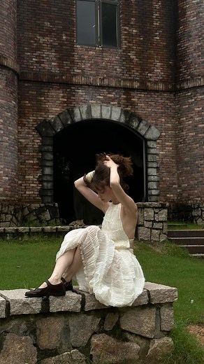 Поля Шрейдер | model & ugc & stylist on Instagram: "видео на лавочке делаем? с каждым разом найти локацию все сложнее, особенно, когда проходящие мимо люди/охранники норовят прогнать тебя Поэтому не удивляемся следующему видео на лавочке, друзья 😮‍💨"