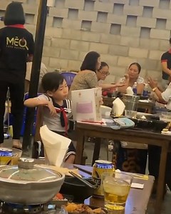 7.6M views · 85K reactions | Vợ dặn đi làm về thì đón con, cho con ăn uống no say xong chỉ con nó học giúp em. Okela vợ yêu, anh làm xong trong 1 nốt nhạc 藍 Share: Thế Chiến #KSC | Không Sợ Chó | Facebook