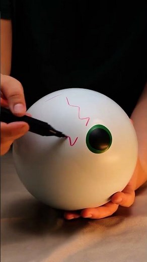 Halloween hack: make spooky eyeball balloons 🎈🎃✨ #crafts
