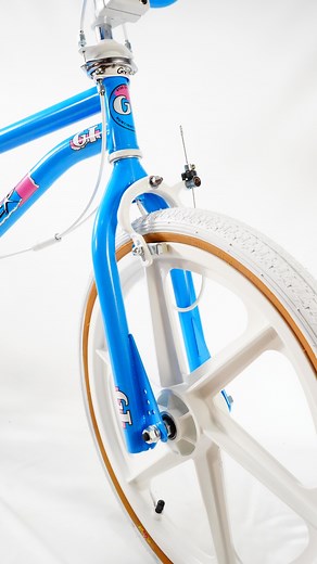 1987 GT PERFORMER now available in MAUI BLUE at FATLIPUSA.COM. We’ll even ship it straight to your door! FATLIPUSA.COM FATLIPUSA.COM FATLIPUSA.COM #fatlipusadotcom #oldschoolbmx #80sbmx #80s #80sfashion #80sbaby90skid #80smusic #90smusic #80sparty #80stoys #80svintage #90sstyle #gtperformer | FatLip-USA