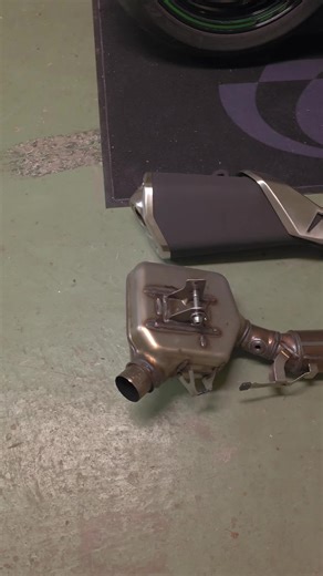 Kawasaki Z900 2025 Orginal exhaust sound, a look at the entire exhaust system removed from the motorcycle #kawasakiz900 #kawasaki #originalsound #2025