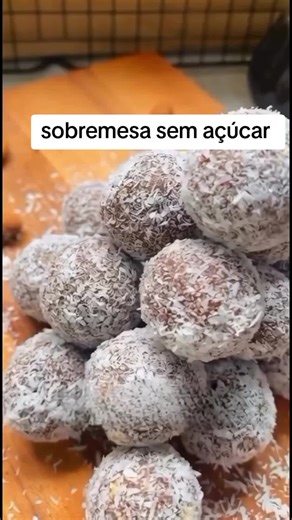 Ingredientes 100 g de ameixas secas 80 g de amêndoas sem sal 30 g de coco ralado (2 colheres de sopa para a massa e o restante para empanar) 1 colher (chá) de essência de baunilha (opcional) 👩‍🍳 Modo de preparo 1️⃣ Coloque as ameixas secas e as amêndoas no processador ou liquidificador. 2️⃣ Bata até formar uma massa bem triturada. 3️⃣ Adicione 2 colheres de coco ralado e a essência de baunilha (se quiser) e misture. 4️⃣ Faça bolinhas com a massa. 5️⃣ Passe as bolinhas no coco ralado para empan