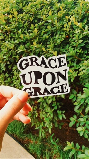 Eduarda | SP 🇧🇷 on Instagram: "adesivos vinílico a prova d'água! ✨ Ideal para sua garrafa, capinha do celular, notebook, capa do kindle...ou onde sua criatividade permitir! Disponível nas cores: •preto e branco •tons de rosa •colorido R$20 o kit com 12 adesivos! Encomendas por direct Envio para todo o Brasil 💚 #sticker #adesivo #adesivovinil #cristao"