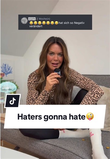 Für meine Transformation bekomme ich auch immer wieder negative Kommentare. Und wisst ihr was? Das ist mir total egal! Wenn ihr euch verändert, wenn ihr an euch arbeitet und euch verbessert, dann wird es IMMER Leute geben, die es besser wissen, die es blöd finden und die es missgünstig kommentieren. Hört nicht auf diese Leute. Macht das, was ihr für richtig haltet und geht euren Weg. Wenn ich euch begleiten darf bei eurem Weg zu einem fitteren Ich, dann holt euch meine App: TRANSFORM by Martina 