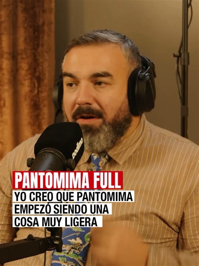 Pantomima Full es Mucho más que un Chiste. ¿Pensabas que eran solo vídeos de humor ligero? Pantomima Full empezaron parodiando modas y aficiones, y casi nueve años después su comedia se ha convertido en un retrato mucho más profundo de quiénes somos. Ya disponible la entrevista a Pantomima Full #esdlb​ 🍻​​ Link en la bio. #pantomimafull #humor #comedia #cultura #sociedad #creadores #podcastclips #esdlb