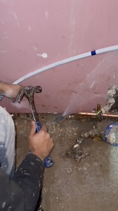 How to fix a leaking water pipe in seconds! #diy #tips #facebookreels #tools #waterleak #Amazing # | Quick Fix With H