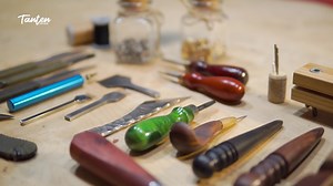 29K views · 939 reactions | Con el curso de carteras y bolsos con videos paso a paso comprenderás todos los procesos para desarrollar una colección de 7 bolsos artesanales. 100% de cuero genuino y sin máquina de coser. Conocé más en www.tantenmoda.com #Marroquinería #CursosOnline #Carteras #Bolsos #Cuero #TantenModa #Artesanal | Tanten Moda - Marroquinería Artesanal | Facebook