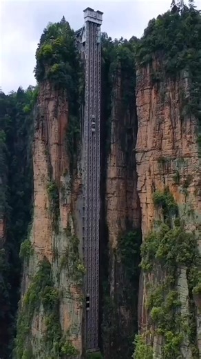 #Holiday 🇨🇳The Bailong Elevator, located in Zhangjiajie park, holds the title of the world's tallest and fastest open-air elevator 🌍. It lifts passengers 326 meters in just 2 minutes, reaching speeds of up to 5 m/s 🚀. Surrounded by scenic mountains that inspired the movie