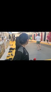 Frauen-Thai-kickboxen!! Thai-Kickboxen ist eine Sportart, die Elemente des Kampfsports und des Boxens kombiniert und eine großartige Form des Herz-Kreislauf-Trainings ist. Frauen-Thai-Kickboxen hat in den letzten Jahren an Popularität gewonnen, da es Spaß und Herausforderung bietet Workout, das dabei hilft, die allgemeine Fitness zu verbessern und Kraft aufzubauen. Die Teilnehmer an den Thai-Kickbox-Kursen für Frauen üben normalerweise eine Kombination aus Schlagtechniken wie Schlägen und Tritte