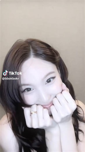 #WINAYEON possibility 99.99% 👀nayeon once said she has affection for people regardless of gender & jeongyeon also mentioned “a younger person”...“A girl like me is a good girl to date” — Nayeon (before she debuted, she made a two-line poem using her name NA & YEON)