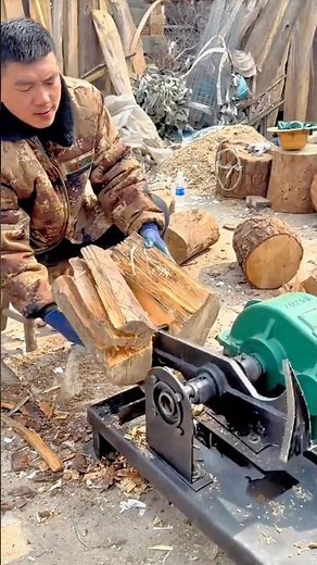 Effortlessly Splitting Large Logs Into Firewood Using a Powerful Wood-Splitting Machine