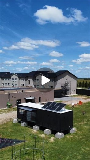 WELLMOD® Arquitectura Modular Transportable on Instagram: "¿Sabias que en tan solo 48hs, podes tener tu casa terminada y funcionando? Hoy te mostramos una unidad w40 ubicada en la localidad de Puan, provincia de Buenos Aires, instalada en solo dos días. Se compone de dos módulos, transportados en camiones especialmente acondicionados. Los módulos disponen de un estar-comedor-cocina, un dormitorio, un baño completo, lavadero con espacio de guardado y una galería tipo pérgola de 20 m2 más. ¿Que es