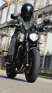 5.6K views · 43 reactions | Manche Motorräder sehen nur in der Garage cool aus. Die Vulcan S hingegen zieht mit ihrer Coolness überall die Blicke auf sich!  | Kawasaki Deutschland | Facebook