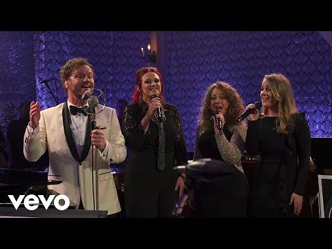 David Phelps - White Christmas (Live) ft. Callie Phelps