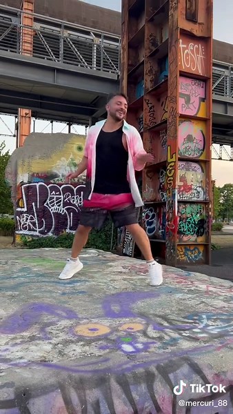 Manuel Mercuri Dancing to Michael Jackson