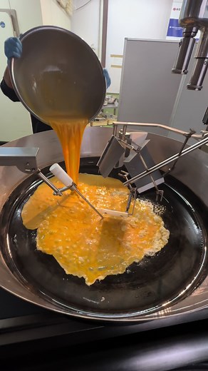 巨大食品マシーンで作る100人前チャーハン