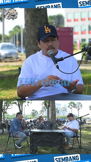 1.1K views · 1.2K reactions | tulis esei ikut tajuk ❌ tulis lirik lagu dalam esei Bahasa Inggeris ✅ sek demo pernah dok, masa SPM dulu blur gila sampai hentam tulis benda lain dalam kertas exam?  @pekin7words pun sama weh, siap tulis lirik lagu dalam karangan Bahasa Inggeris  besok, pukul 8.30 malam sek demo janjihhhh tengok Sembang Pantai Timur di YouTube THR Gegar deh! #THRGegar #SembangPantaiTimur | GEGAR | Facebook