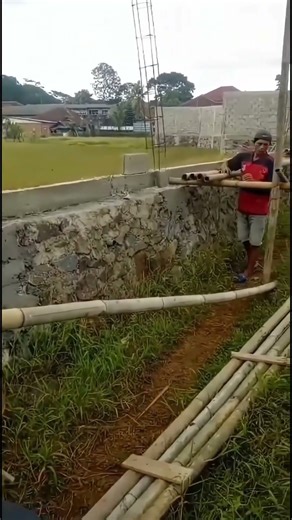 bamboo scaffolding hack....reinforce with short wood for stronger bamboo scaffolding