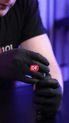 If your machine's vibration is bothering you while you're working, an easy way to help with that is to wrap your grip with a paper towel. This makes the grip softer, absorbs some of the machine's vibration, and can help with hand fatigue 👌 Luckily, some of the newer machines out there (like the Mast Racer from Dragonhawk I'm reviewing in this video) already have a quieter and smoother operation than machines that were coming out just a few years ago. If you wanna see the full review of the mach